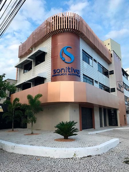 Fachada da loja Sonitiva Aparelhos Auditivos no bairro Joaquim Távora, em Fortaleza