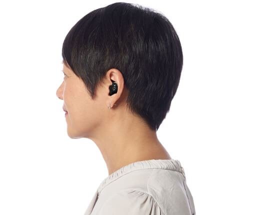 Aparelho auditivo intra-auricular na orelha